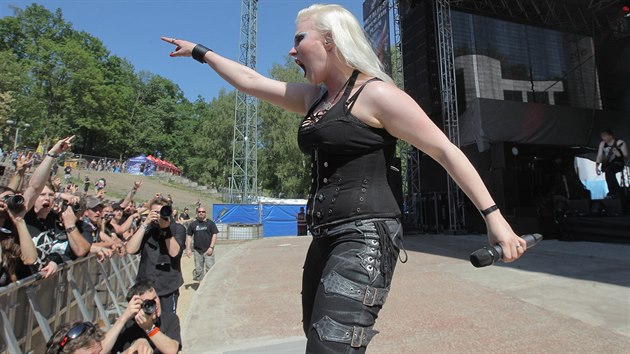 Metalfest v lochotnskm amfitetru. Finsk power metalov skupina Battle Beast. (5. ervna 2015)