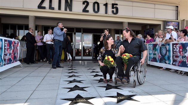 Na chodnku slvy ped Velkm kinem ve Zln pibyly hvzdy herc Lucie Zednkov a Jana Potmila.