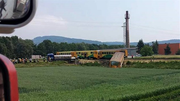 Srka nkladnho auta s osobnm vlakem v holeovsk sti Dobrotice.