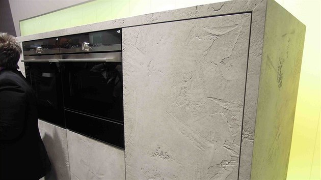 Prezentace spotebi Siemens v kuchyskm bloku s betonovou povrchovou pravou