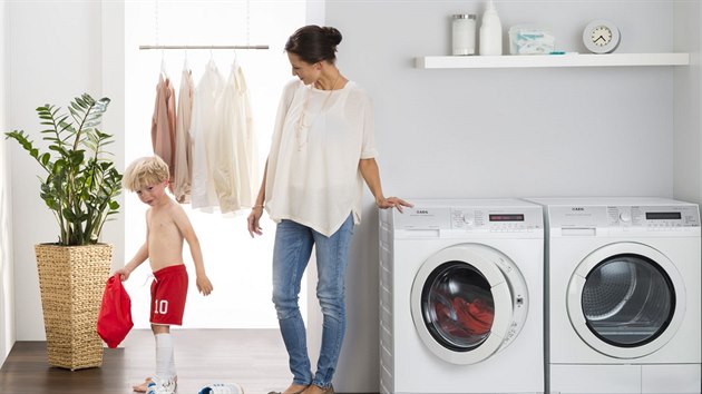Pouhé roztřídění prádla podle barvy už nestačí, jednotlivé materiály se velmi liší jak při výběru vhodné teploty pro praní, tak způsobu ždímání i sušení.