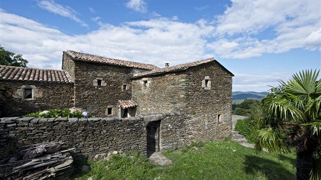 Dm m fantastickou polohu na konci malebn stedovk vesnice Mercoire a velkorysou terasu situovanou na jihozpad s krsnmi vhledy na okoln zalesnn kopce a pi pknm poas i na znmou horu Mont Ventoux.