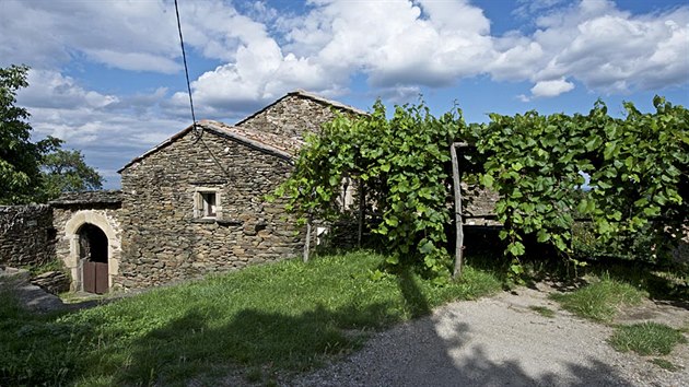 Dm m fantastickou polohu na konci malebn stedovk vesnice Mercoire a velkorysou terasu situovanou na jihozpad s krsnmi vhledy na okoln zalesnn kopce a pi pknm poas i na znmou horu Mont Ventoux.