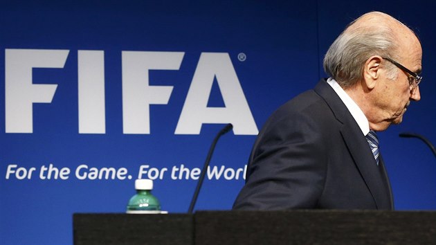 KONÍM A ODCHÁZÍM. Sepp Blatter oznámil pouhé tyi dny po svém znovuzvolení...