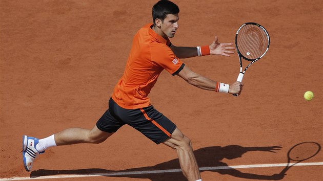 Srbský tenista Novak Djokovi� ve �tvrtfinálovém duelu s Rafaelem Nadalem ze...