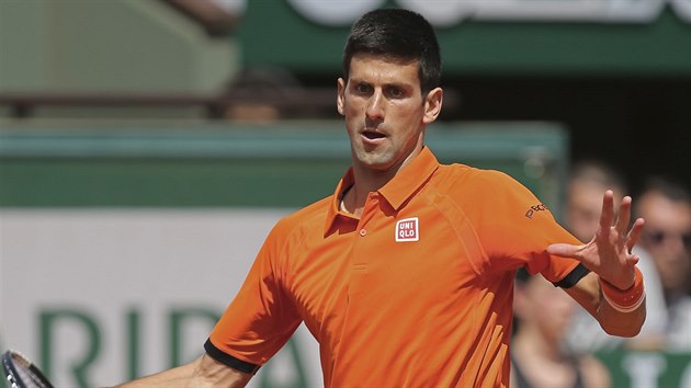 Srbsk tenista Novak Djokovi ve tvrtfinlovm duelu s Rafaelem Nadalem ze panlska.