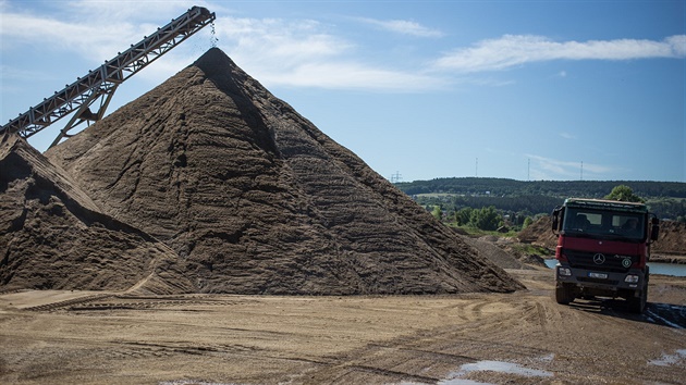 Nelegální tba trkopísku na soutoku Vltavy a Berounky.