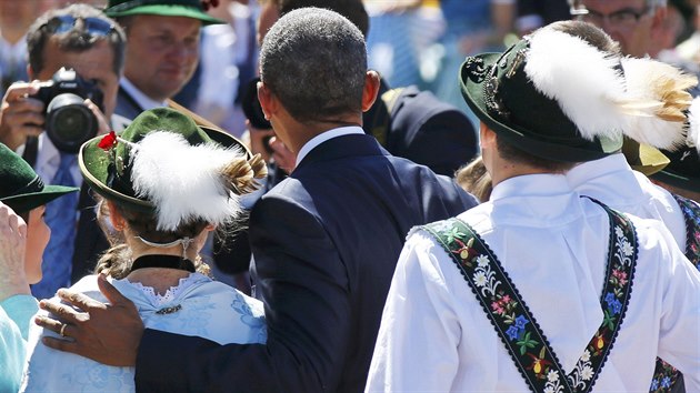 Americk prezident Barack Obama pzuje s lidmi v tradinch bavorskch krojch (7. ervna 2015).