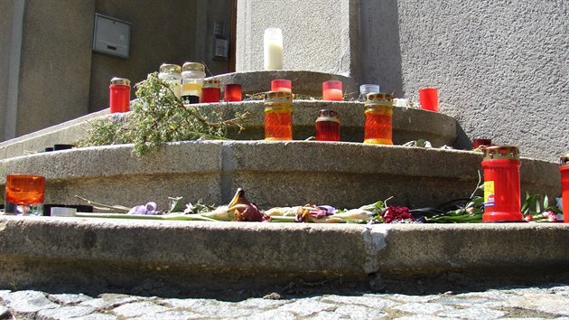 Lidé v Železném Brodě truchlí nad smrtí učitelky a bývalého studenta z místní Střední uměleckoprůmyslové školy (7. června 2015).
