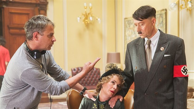 Reisr Filip Ren dv pokyny hercm. Lenka Vlaskov hraje Magdu Goebbelsovou, ji utuje Adolf Hitler v podn Pavla Ke.