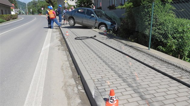 Mladk jedouc opil a pod vlivem drog nezvldl v umperku zen, peletl pes chodnk a pot narazil u domu do hlavnho uzvru plynu. Ten poniil a plyn tak pot zaal na mst unikat.