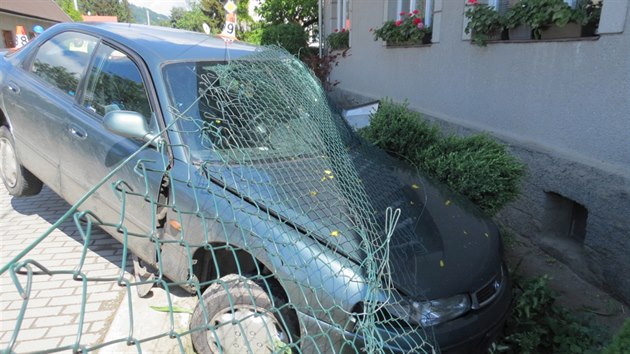 Mladk jedouc opil a pod vlivem drog nezvldl v umperku zen, peletl pes chodnk a pot narazil u domu do hlavnho uzvru plynu. Ten poniil a plyn tak pot zaal na mst unikat.