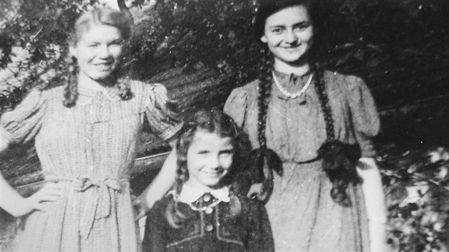 Erika Bednářová (vlevo) na historickém snímku se svou sestřenicí (uprostřed) a kamarádkou.