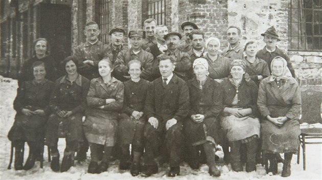 Matka Eriky Bednářové, Sofie Rotterová, za války pracovala i v továrně Velamos (na snímku sedící druhá zprava).