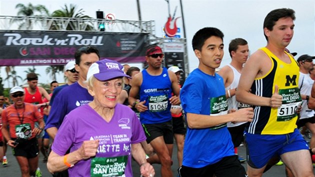 Harriette Thompsonov bhem maratonu v San Diegu