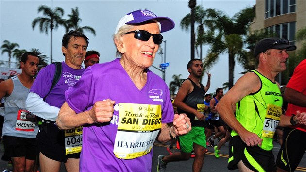 Harriette Thompsonov bhem maratonu v San Diegu