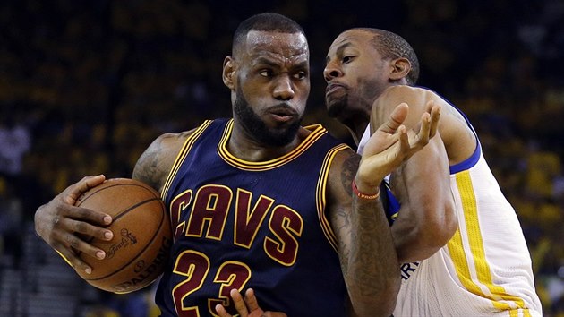 LeBron James (vlevo) z Clevelandu unik podl Andreho Iguodaly z Golden State.