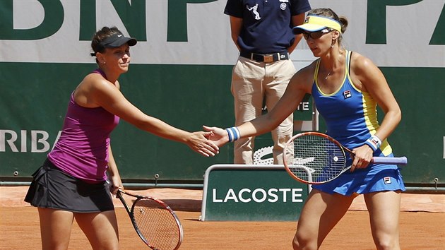 Casey Dellacquaov (vlevo) a Jaroslava vedovov se raduj z poveden hry.