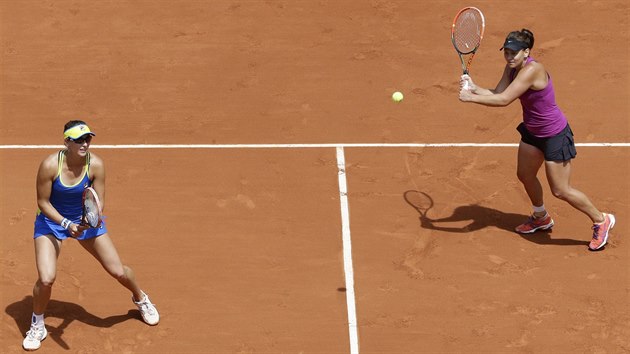 Casey Dellacquaov (vpravo) odehrv m ve finle tyhry na Roland Garros, jej parakou je Jaroslava vedovov.