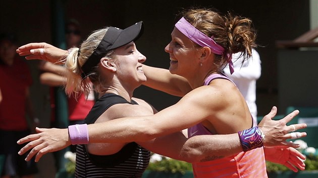 Lucie afov (vpravo) a Bethanie Mattekov-Sandsov se raduj z deblovho titulu na Roland Garros.