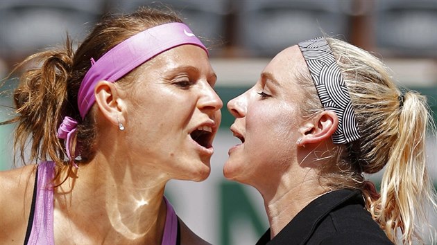 Lucie afov (vlevo) a Bethanie Mattekov-Sandsov s trofej pro vtzky tyhry na Roland Garros