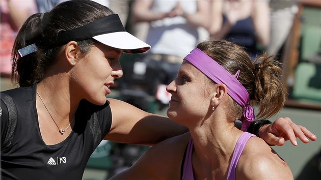 GRATULUJU. Ana Ivanoviov (vlevo) blahopeje Lucii afov k postupu do finle Roland Garros.