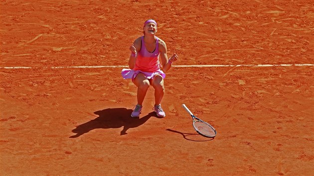 NADEN. Lucie afov pad v zvalu tst na antuku, prv postoupila do finle Roland Garros.