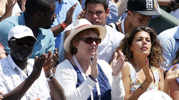 BLZC V HLEDITI. Rodie Didier a Evelyne Tsongovi a ptelkyn Noura El Swekhov podporuj Jo-Wilfrieda Tsongu v semifinle Roland Garros se Stanem Wawrinkou.