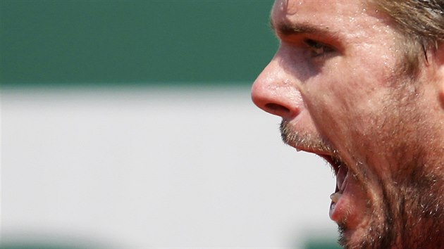 EMOCE. Stan Wawrinka po jedn z vmn v semifinle Roland Garros s Jo-Wilfriedem Tsongou.