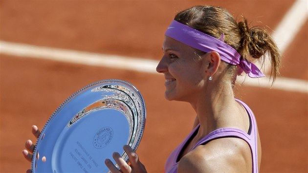 PORAEN FINALISTKA. Lucie afov pzuje s trofej pro finalistku dvouhry en na Roland Garros.