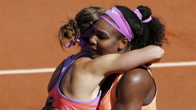 GRATULUJU. Lucie afov (vlevo) blahopeje Seren Williamsov k triumfu na Roland Garros.