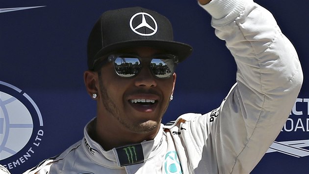 Lewis Hamilton mv fanoukm po triumfu v kvalifikaci na Velkou cenu Kanady.