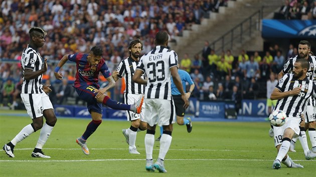 tonk Barcelony Neymar (druh zleva) pl na branku Juventusu.