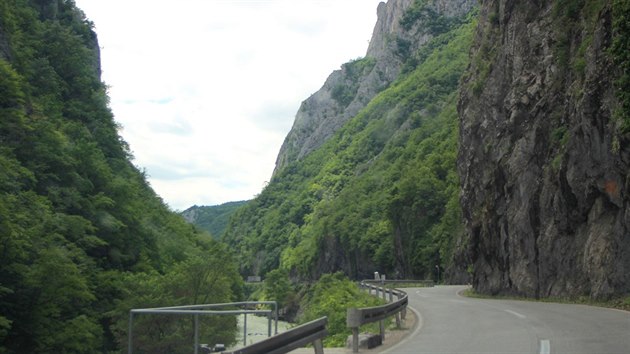 Při jízdě Bosnou můžete zvolit trasu kaňonem řeky Vrbas, nabízí kouzelné scenérie. (Mimochodem, jezdí se tu i mistrovství světa ve sjezdu na divoké vodě).