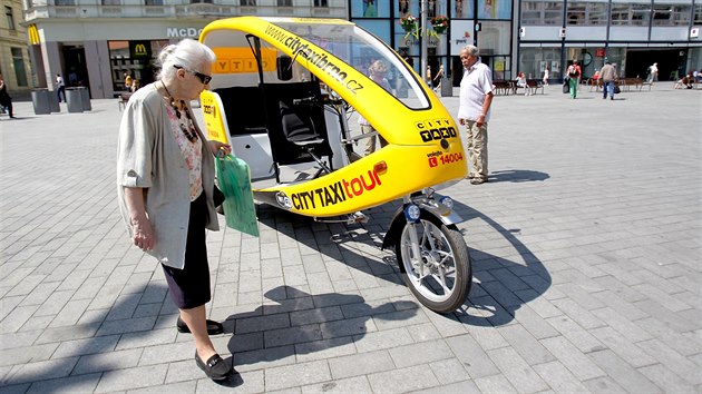 Po Brn jezd nov tkolky, slou jako taxi.