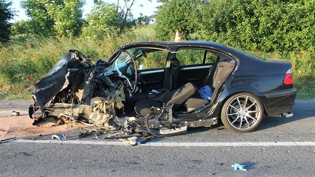 Dvaaticetiletho idie BMW museli z auta vysthat hasii. Vrtulnk ho s tkmi zrannmi transportoval do nemocnice.