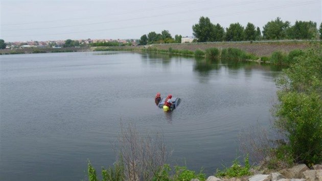 Hasii u akvic vytahovali auto z vodn ndre (8. 6. 2015).