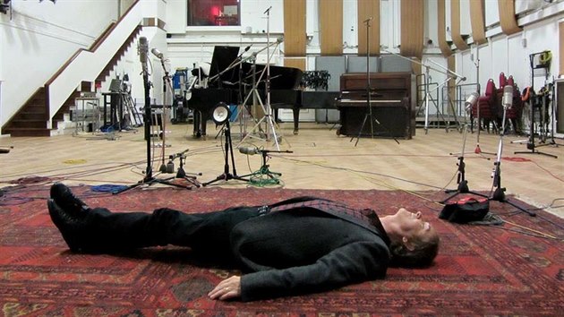 Miro birka v ikonickm Studiu 2 v londnskch studich Abbey Road.