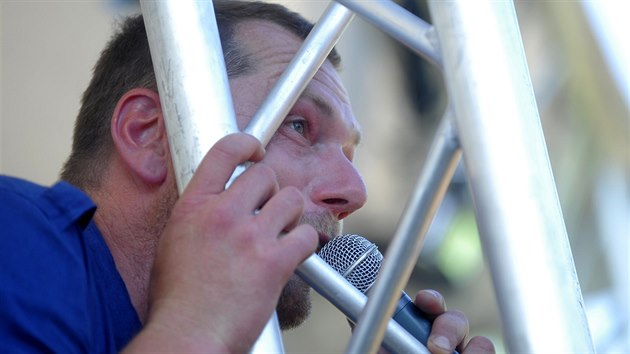 Hudebn festival Rock for People pokraoval 6. ervna v Hradci Krlov. Na snmku je zpvk Xavier Baumaxa.