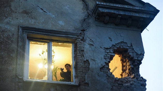 Domy v Doncku jsou siln pokozen stelbou (28. kvtna 2015).