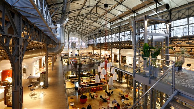 Na 2 500 m² se stdaj obchody s nbytkem, osvtlenm, koberci, doplky a audiovizuln technikou. 