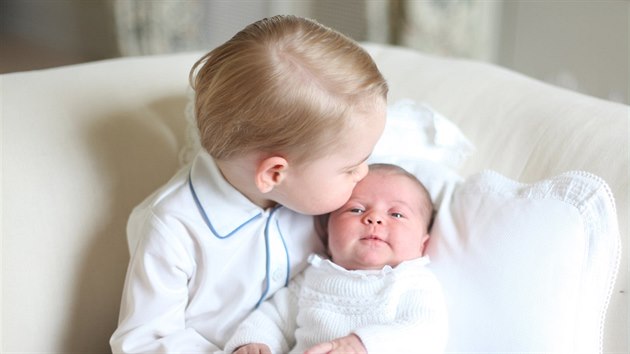 Britský princ George a jeho sestra princezna Charlotte na snímku, který v polovině května 2015 pořídila jejich matka vévodkyně z Cambridge Kate.