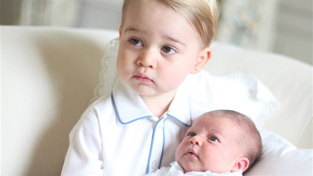 Britský princ George a jeho sestra princezna Charlotte na snímku, který v polovině května 2015 pořídila jejich matka, vévodkyně z Cambridge Kate.