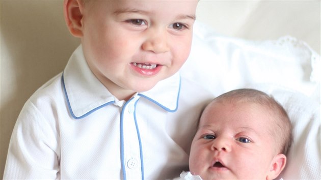 Princ George a jeho sestra princezna Charlotte na snmku, kter v polovin kvtna 2015 podila jejich matka vvodkyn z Cambridge Kate.