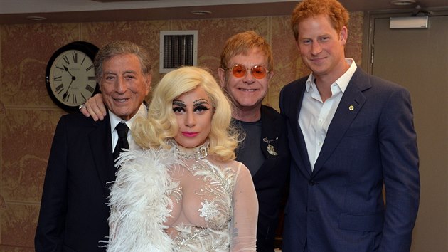 Tony Bennett, Lady Gaga, Elton John a princ Harry (Londýn, 8. června 2015)