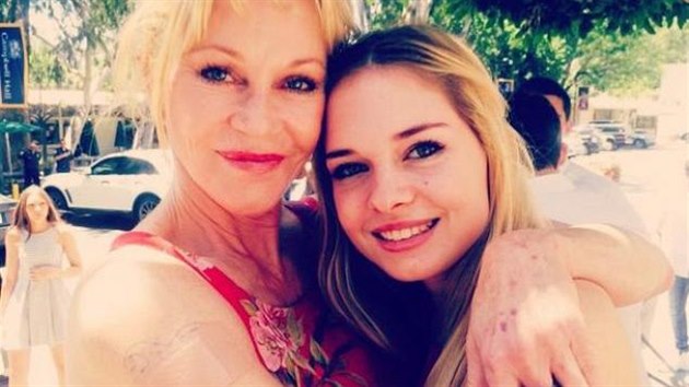 Melanie Griffithová a její dcera Stella (8. června 2015)