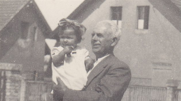 Jitka Zelenková s dědou Františkem na Zátiší v Rakovníku (1952)