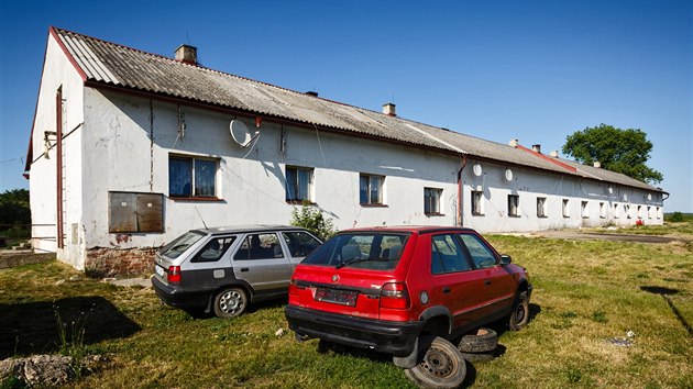 Sociln byty vybudovala obec Strakov ped lety z bvalho vepna. V souasnosti je obv devt rodin. Podmnky zde ovem nejsou ideln (4. 6. 2015).