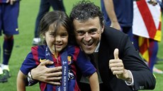 Trenér Barcelony Luis Enrique se o radost z triumfu v Lize mistr dlí se svojí...