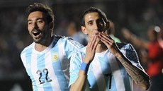Ángel Di María (vpravo) a Ezequiel Lavezzi slaví branku v utkání s Bolíviií.